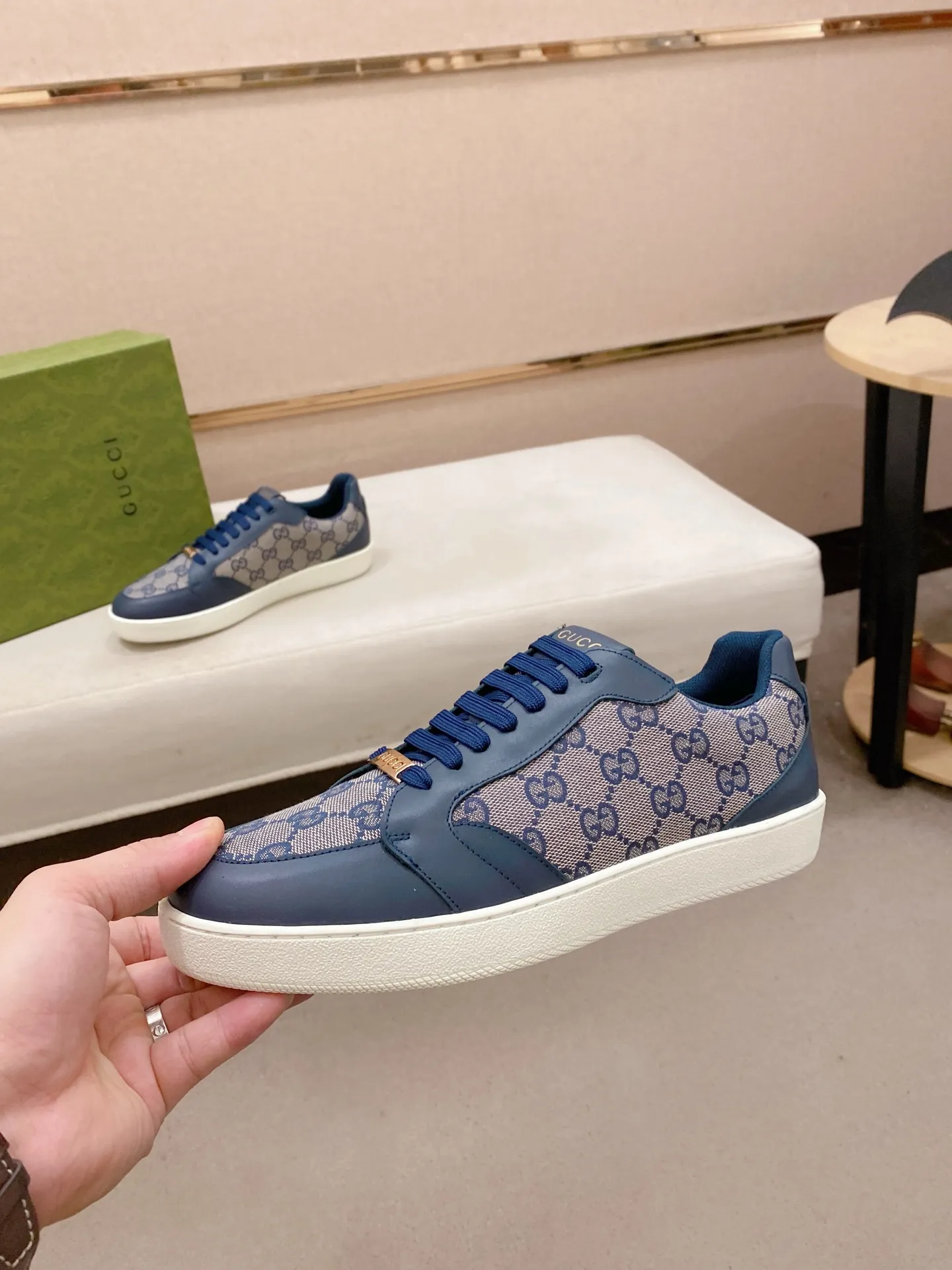 Men's shoes💰 440💰The new GUCCI (Gucci) counters are launched simultaneously. The new men's shoes, 😘fabrics are selected from imported cowhide, and the lining is sheepskin lining. 👍🏿 High-end ☄️ air-cushion molded anti-slip rubber outsole, exquisite lines, simple and elegant, comfortable and high-end for leisure travel. Code number: 38 to 44 (45 can be customized and cannot be returned or exchanged)